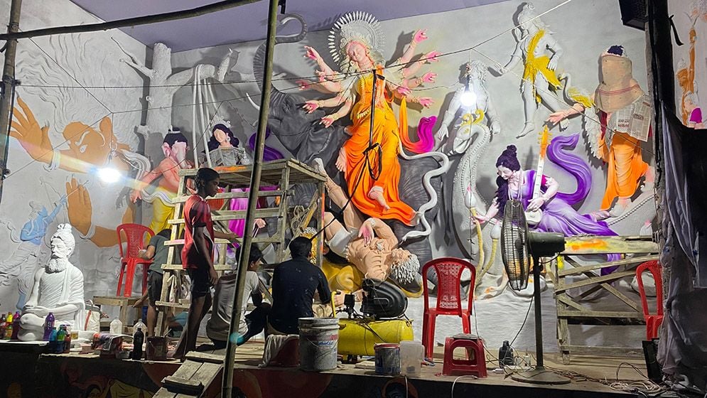 এক আঙিনায় ১৬০ প্রতিমা, দক্ষিণাঞ্চলের বড় পূজার আয়োজন মঠবাড়িয়ায়