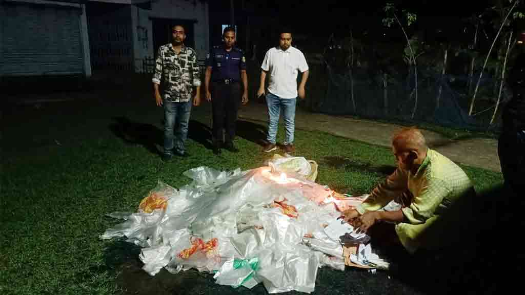 দশমিনায় সড়কের পাশে পড়ে ছিল ১ লাখ টাকার পলিথিন, পুড়িয়ে ধ্বংস