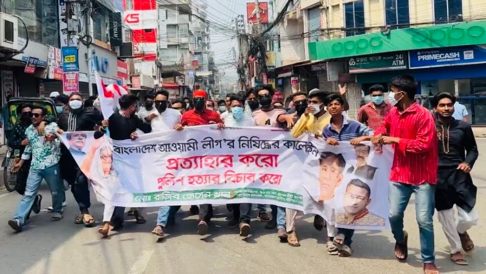 বরিশালে আ.লীগের ঝটিকা মিছিলে চাপ বাড়ছে পুলিশের