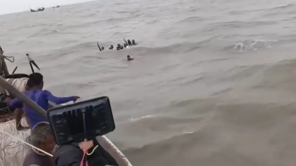 ১৫ জেলেসহ বঙ্গোপসাগরে ট্রলারডুবি