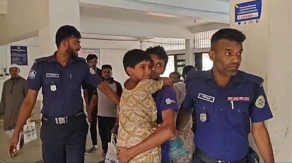 বরগুনায় কালবেলার প্রতিনিধির হাতে হাতকড়া, বিএমএসএফের উদ্বেগ