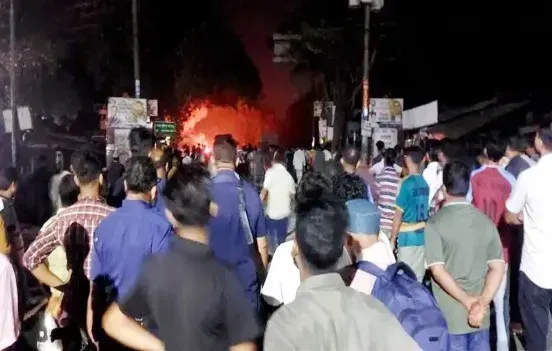 বাসের সিট নিয়ে বিরোধ, বরিশাল-মাদারীপুরের দুই পক্ষের সংঘর্ষে আহত ১০