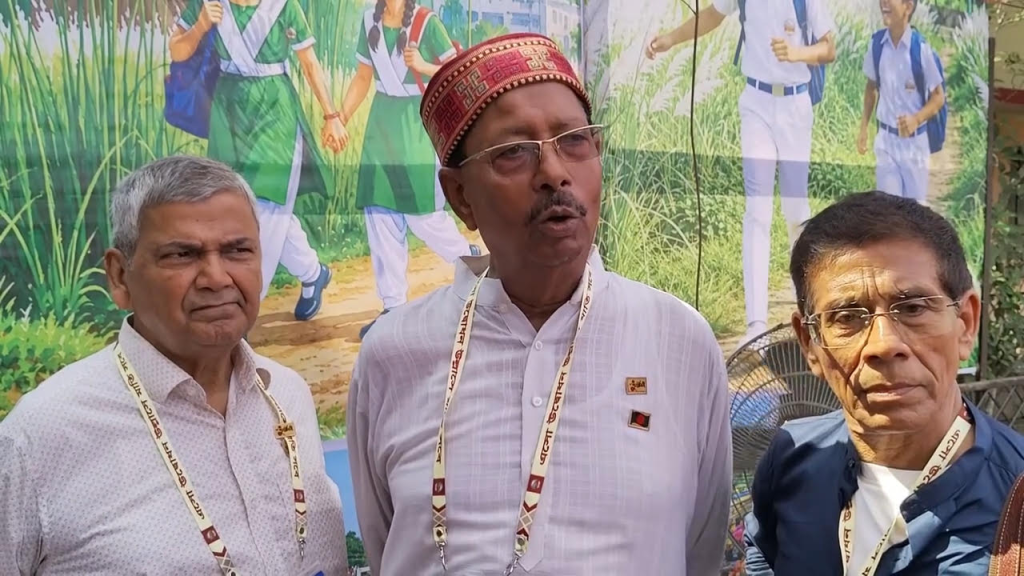 ৫৬ বছর পর স্কুলের টানে কলকাতা থেকে ঝালকাঠিতে তিন বন্ধু