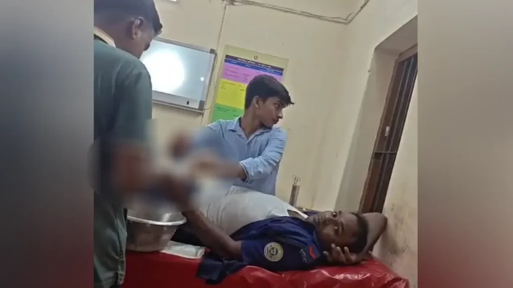 গলাচিপায় মা ইলিশ রক্ষা অভিযানে বৈঠা দিয়ে পুলিশের ওপর হামলা